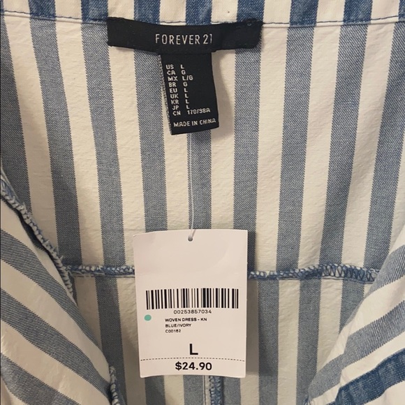 Blue and White fitted snapfront dress with pockets - Picture 3 of 3